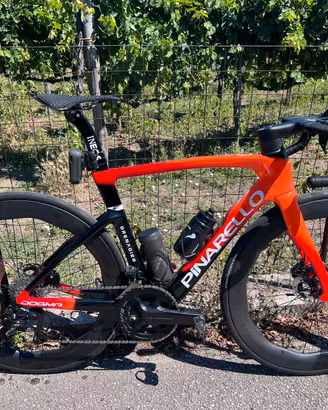 Pinarello F team Ineos 2025