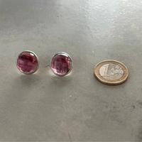 Orecchini a bottone con pietra sfaccettata