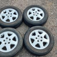 Cerchi in lega con pneumatici estivi.