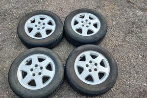 Cerchi in lega con pneumatici estivi.