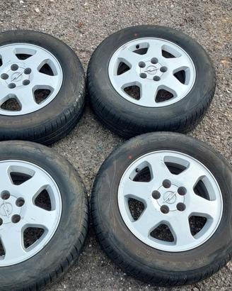 Cerchi in lega con pneumatici estivi.