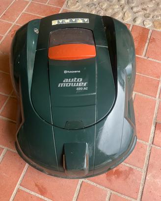 ROBOT HUSQUARNA TAGLIAERBA 210