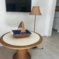 Tavolo cestino e lampada vintage