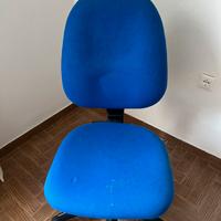 Sedia da ufficio blu con ruote