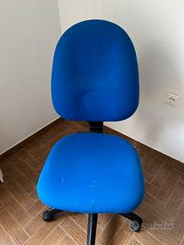 Sedia da ufficio blu con ruote