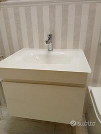 Mobile bagno bianco con lavabo in vetro