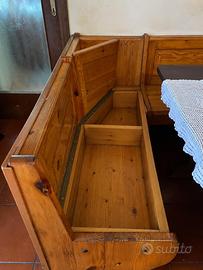 Panca angolare in legno con vani contenitore