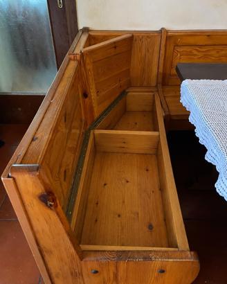 Panca angolare in legno con vani contenitore