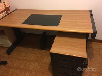 Scrivania e vetrina