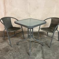 Tavolo e sedie per terazzo o giardino