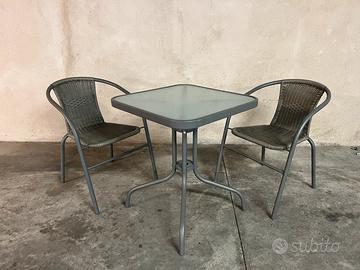 Tavolo e sedie per terazzo o giardino
