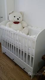 Lettino per neonati IKEA, in legno bianco.