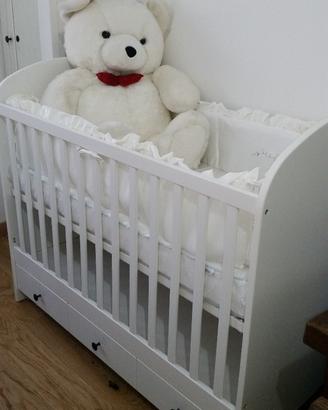 Lettino per neonati IKEA, in legno bianco.