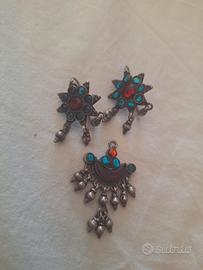 Orecchini e ciondolo  