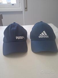 due cappelli con visiera 