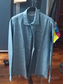 Camicia azzurra con toni floreali bianchi