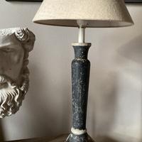 Lampada da tavolo in patina antica