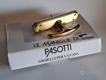 Maniglie Pasotti in ottone per finestre.
