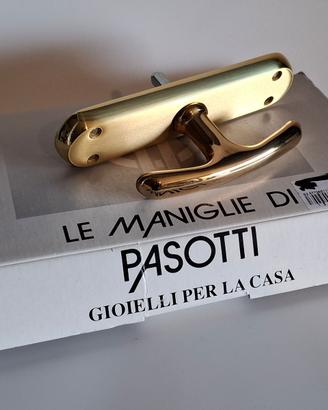 Maniglie Pasotti in ottone per finestre.