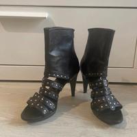 tacchi neri con borchie