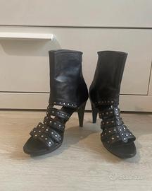 tacchi neri con borchie