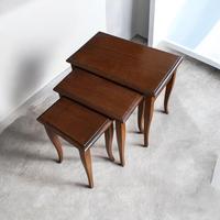 Tris , tavolini impilabili.