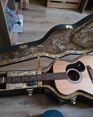 Chitarra Maton con custodia originale rigida