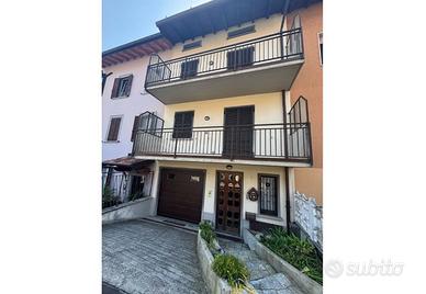Casetta con taverna, cantina e box