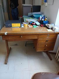 Scrivania vintage in legno con sedia liberty