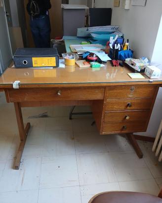 Scrivania vintage in legno con sedia liberty