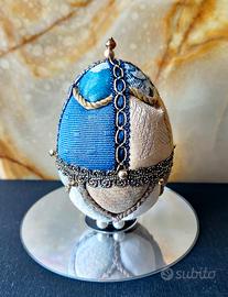 Uovo in tessuto boudoir vintage con steli di perle