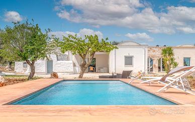 Villa con trullo e piscina