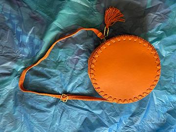 Borsa tonda fatta a mano color arancio brillante