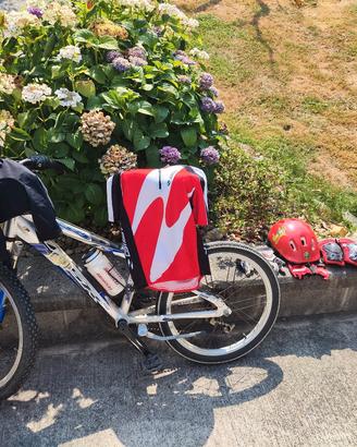 due bici ragazzo/ragazza con accessori 