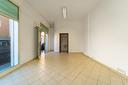 centralissimo-locale-commerciale-con-tre-vetrine