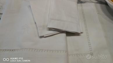 Lenzuola ricamate a mano anni 50 sopra con federe 