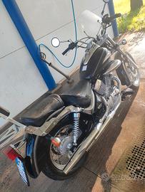 moto Suzuki 250 anno 2002   2800€ poco trattabile 