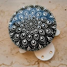 tartaruga marina fermacarte dipinta puntinismo