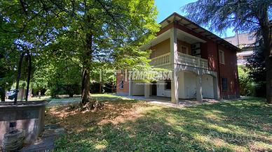Villa indipendente con ampio giardino privato.