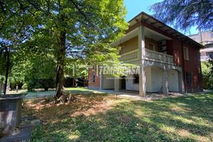 Villa indipendente con ampio giardino privato.