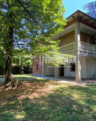 Villa indipendente con ampio giardino privato.