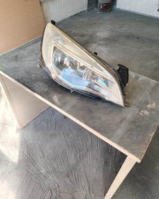 fanale anteriore Opel Astra j 