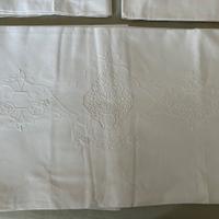 Lenzuola e copri cuscini ricamati a mano