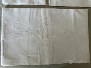 Lenzuola e copri cuscini ricamati a mano