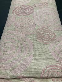 Tessuto per copriletto con rose rosa