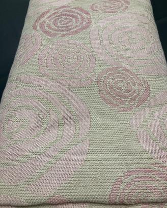 Tessuto per copriletto con rose rosa