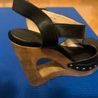 Sandalo con tacco in legno e zeppa anteriore