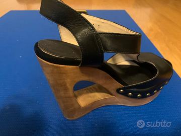 Sandalo con tacco in legno e zeppa anteriore