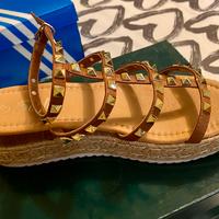 Sandali marroni con borchie dorate e cinturino