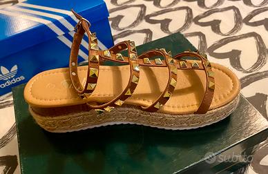 Sandali marroni con borchie dorate e cinturino